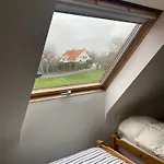 Дом отдыха Nivekerke 8 Nieuwmunster De Haan, 4-bedroom House For 4 To 6 People, Between Wenduine, 1 Km, And De Haan, 2 Km, 500 Meters From The Beach,15 Min From Bruges, Ostend And Knokke, Fenced Garden, Bed Linen And Towels Provided, Pet Allowed, On Dem
