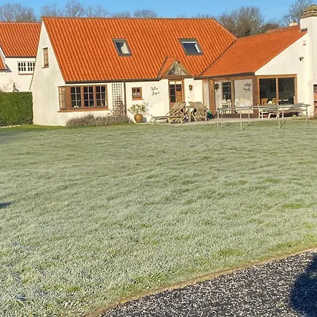 Nivekerke 8 Nieuwmunster De Haan, 3-bedroom House For 4 To 6 People, Between Wenduine, 1 Km, And De Haan, 2 Km, 500 Meters From The Beach,15 Min From Bruges, Ostend And Knokke, Fenced Garden, Bed Linen And Towels Provided, Pet Allowed, On Dem