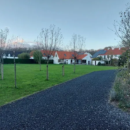 Nivekerke 8 Nieuwmunster De Haan, 3-bedroom House For 4 To 6 People, Between Wenduine, 1 Km, And De Haan, 2 Km, 500 Meters From The Beach,15 Min From Bruges, Ostend And Knokke, Fenced Garden, Bed Linen And Towels Provided, Pet Allowed, On Dem Hébergement de vacances Zuienkerke