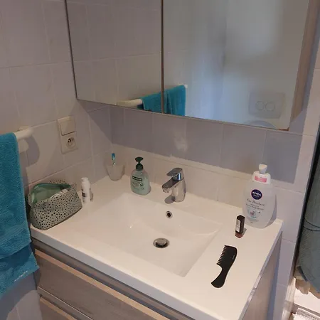 Hébergement de vacances Nivekerke 8 Nieuwmunster De Haan, 3-bedroom House For 4 To 6 People, Between Wenduine, 1 Km, And De Haan, 2 Km, 500 Meters From The Beach,15 Min From Bruges, Ostend And Knokke, Fenced Garden, Bed Linen And Towels Provided, Pet Allowed, On Dem