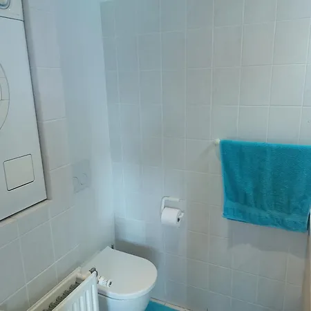 Nivekerke 8 Nieuwmunster De Haan, 3-bedroom House For 4 To 6 People, Between Wenduine, 1 Km, And De Haan, 2 Km, 500 Meters From The Beach,15 Min From Bruges, Ostend And Knokke, Fenced Garden, Bed Linen And Towels Provided, Pet Allowed, On Dem * Zuienkerke