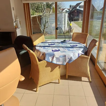 Hébergement de vacances Nivekerke 8 Nieuwmunster De Haan, 3-bedroom House For 4 To 6 People, Between Wenduine, 1 Km, And De Haan, 2 Km, 500 Meters From The Beach,15 Min From Bruges, Ostend And Knokke, Fenced Garden, Bed Linen And Towels Provided, Pet Allowed, On Dem *