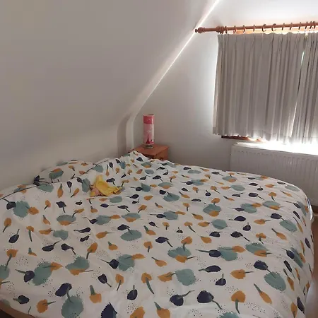 Hébergement de vacances Nivekerke 8 Nieuwmunster De Haan, 3-bedroom House For 4 To 6 People, Between Wenduine, 1 Km, And De Haan, 2 Km, 500 Meters From The Beach,15 Min From Bruges, Ostend And Knokke, Fenced Garden, Bed Linen And Towels Provided, Pet Allowed, On Dem