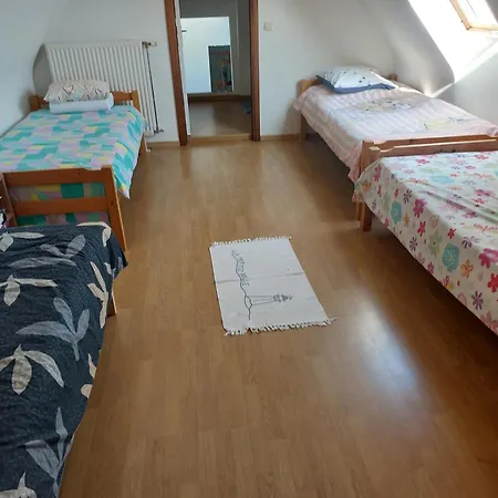 Nivekerke 8 Nieuwmunster De Haan, 3-bedroom House For 4 To 6 People, Between Wenduine, 1 Km, And De Haan, 2 Km, 500 Meters From The Beach,15 Min From Bruges, Ostend And Knokke, Fenced Garden, Bed Linen And Towels Provided, Pet Allowed, On Dem Hébergement de vacances