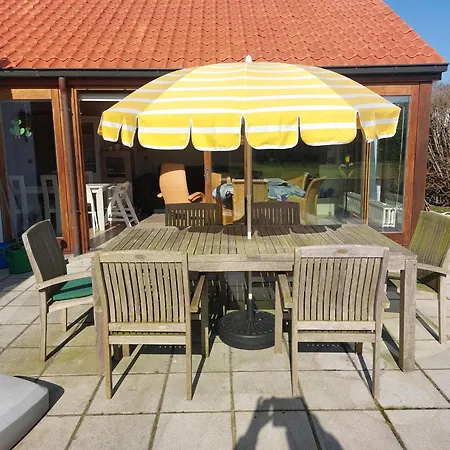 Nivekerke 8 Nieuwmunster De Haan, 4-bedroom House For 4 To 6 People, Between Wenduine, 1 Km, And De Haan, 2 Km, 500 Meters From The Beach,15 Min From Bruges, Ostend And Knokke, Fenced Garden, Bed Linen And Towels Provided, Pet Allowed, On Dem *
