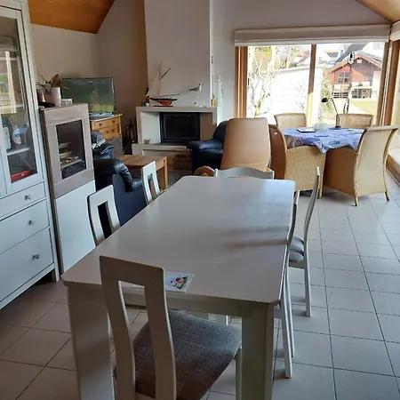 بيت للعطل Nivekerke 8 Nieuwmunster De Haan, 4-bedroom House For 4 To 6 People, Between Wenduine, 1 Km, And De Haan, 2 Km, 500 Meters From The Beach,15 Min From Bruges, Ostend And Knokke, Fenced Garden, Bed Linen And Towels Provided, Pet Allowed, On Dem