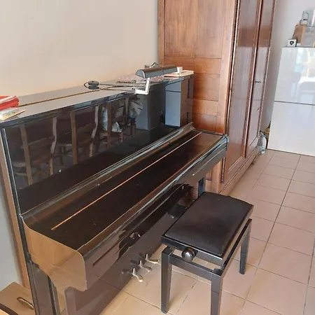 بيت للعطل Nivekerke 8 Nieuwmunster De Haan, 4-bedroom House For 4 To 6 People, Between Wenduine, 1 Km, And De Haan, 2 Km, 500 Meters From The Beach,15 Min From Bruges, Ostend And Knokke, Fenced Garden, Bed Linen And Towels Provided, Pet Allowed, On Dem Zuienkerke
