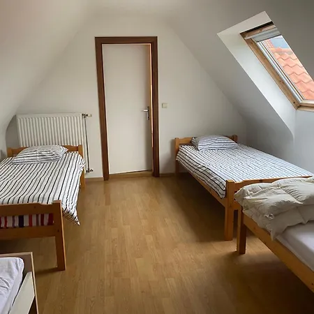 بيت للعطل Nivekerke 8 Nieuwmunster De Haan, 4-bedroom House For 4 To 6 People, Between Wenduine, 1 Km, And De Haan, 2 Km, 500 Meters From The Beach,15 Min From Bruges, Ostend And Knokke, Fenced Garden, Bed Linen And Towels Provided, Pet Allowed, On Dem *