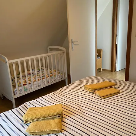 Nivekerke 8 Nieuwmunster De Haan, 3-bedroom House For 4 To 6 People, Between Wenduine, 1 Km, And De Haan, 2 Km, 500 Meters From The Beach,15 Min From Bruges, Ostend And Knokke, Fenced Garden, Bed Linen And Towels Provided, Pet Allowed, On Dem * Zuienkerke