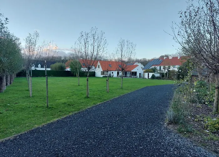 Nivekerke 8 Nieuwmunster De Haan, 4-bedroom House For 4 To 6 People, Between Wenduine, 1 Km, And De Haan, 2 Km, 500 Meters From The Beach,15 Min From Bruges, Ostend And Knokke, Fenced Garden, Bed Linen And Towels Provided, Pet Allowed, On Dem Holiday home Zuienkerke