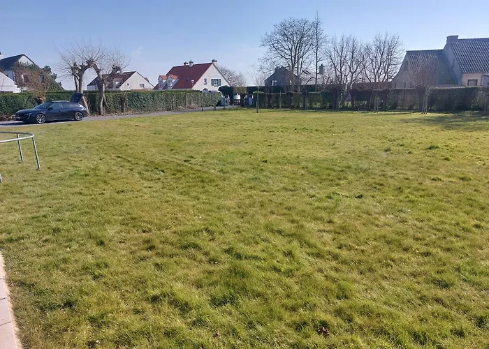 Nivekerke 8 Nieuwmunster De Haan, 4-bedroom House For 4 To 6 People, Between Wenduine, 1 Km, And De Haan, 2 Km, 500 Meters From The Beach,15 Min From Bruges, Ostend And Knokke, Fenced Garden, Bed Linen And Towels Provided, Pet Allowed, On Dem Zuienkerke