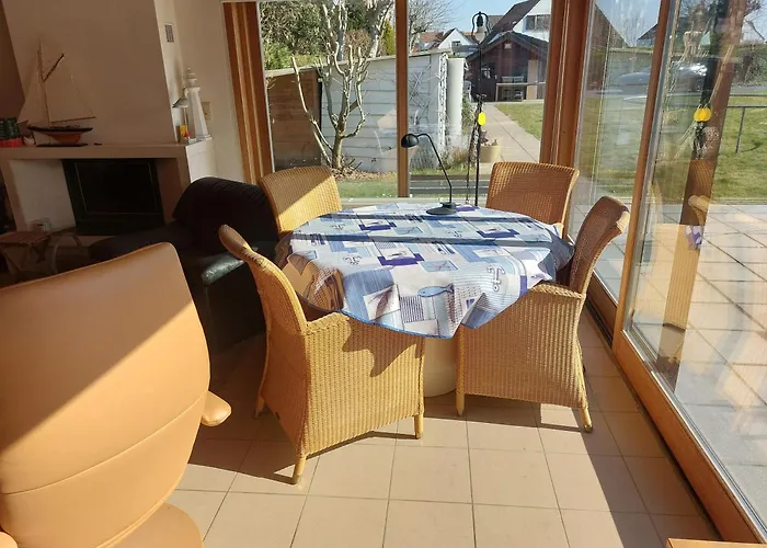 Holiday home Nivekerke 8 Nieuwmunster De Haan, 4-bedroom House For 4 To 6 People, Between Wenduine, 1 Km, And De Haan, 2 Km, 500 Meters From The Beach,15 Min From Bruges, Ostend And Knokke, Fenced Garden, Bed Linen And Towels Provided, Pet Allowed, On Dem *