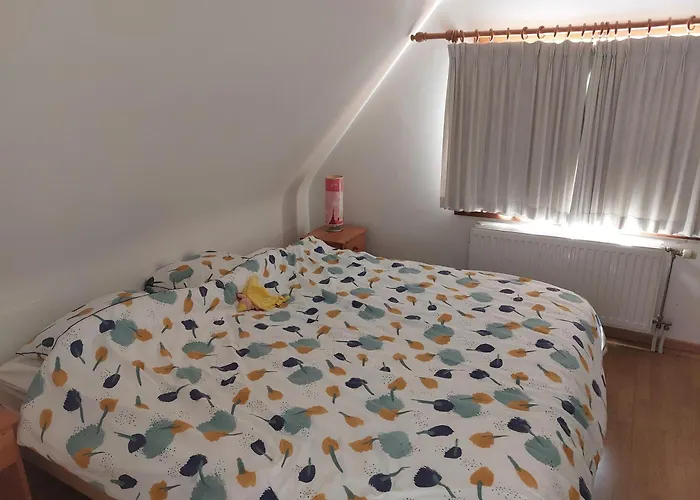 Holiday home Nivekerke 8 Nieuwmunster De Haan, 4-bedroom House For 4 To 6 People, Between Wenduine, 1 Km, And De Haan, 2 Km, 500 Meters From The Beach,15 Min From Bruges, Ostend And Knokke, Fenced Garden, Bed Linen And Towels Provided, Pet Allowed, On Dem