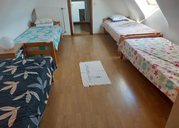 Nivekerke 8 Nieuwmunster De Haan, 4-bedroom House For 4 To 6 People, Between Wenduine, 1 Km, And De Haan, 2 Km, 500 Meters From The Beach,15 Min From Bruges, Ostend And Knokke, Fenced Garden, Bed Linen And Towels Provided, Pet Allowed, On Dem Holiday home