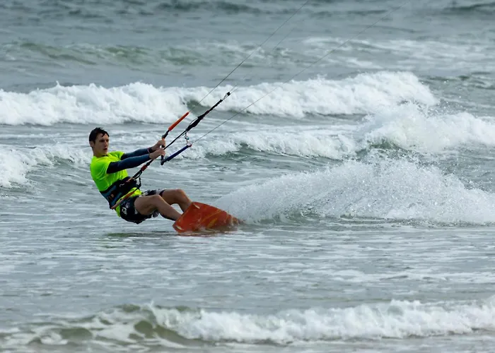 Nivekerke 8 Nieuwmunster De Haan, 4-bedroom House For 4 To 6 People, Between Wenduine, 1 Km, And De Haan, 2 Km, 500 Meters From The Beach,15 Min From Bruges, Ostend And Knokke, Fenced Garden, Bed Linen And Towels Provided, Pet Allowed, On Dem *