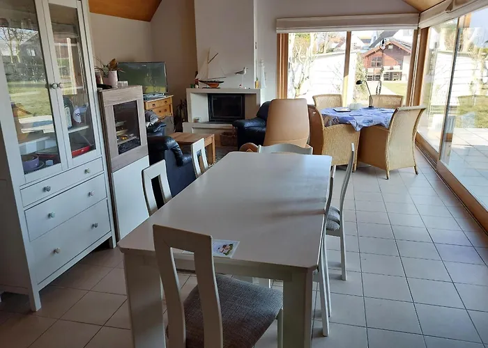 Holiday home Nivekerke 8 Nieuwmunster De Haan, 4-bedroom House For 4 To 6 People, Between Wenduine, 1 Km, And De Haan, 2 Km, 500 Meters From The Beach,15 Min From Bruges, Ostend And Knokke, Fenced Garden, Bed Linen And Towels Provided, Pet Allowed, On Dem