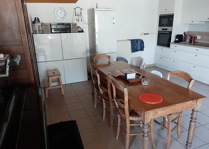 Nivekerke 8 Nieuwmunster De Haan, 4-bedroom House For 4 To 6 People, Between Wenduine, 1 Km, And De Haan, 2 Km, 500 Meters From The Beach,15 Min From Bruges, Ostend And Knokke, Fenced Garden, Bed Linen And Towels Provided, Pet Allowed, On Dem Holiday home Zuienkerke