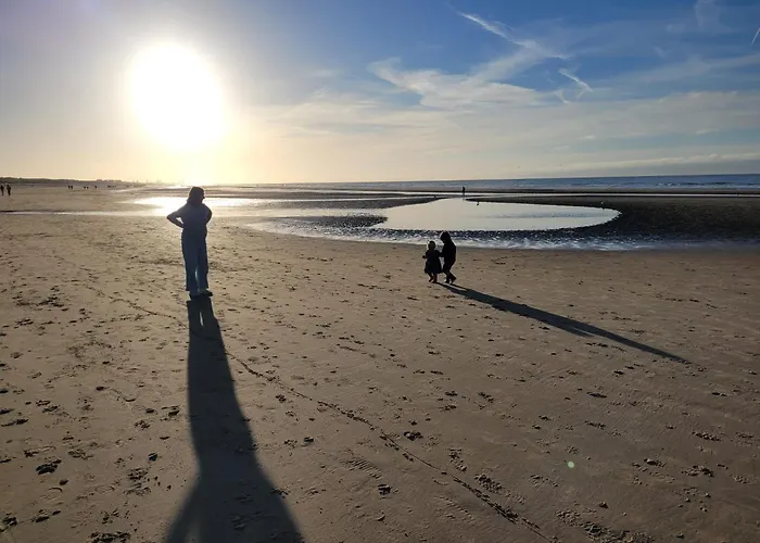 Holiday home Nivekerke 8 Nieuwmunster De Haan, 4-bedroom House For 4 To 6 People, Between Wenduine, 1 Km, And De Haan, 2 Km, 500 Meters From The Beach,15 Min From Bruges, Ostend And Knokke, Fenced Garden, Bed Linen And Towels Provided, Pet Allowed, On Dem