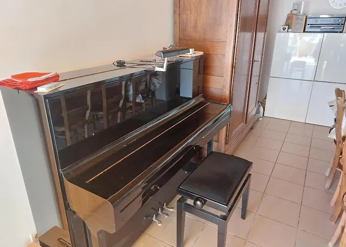 Holiday home Nivekerke 8 Nieuwmunster De Haan, 4-bedroom House For 4 To 6 People, Between Wenduine, 1 Km, And De Haan, 2 Km, 500 Meters From The Beach,15 Min From Bruges, Ostend And Knokke, Fenced Garden, Bed Linen And Towels Provided, Pet Allowed, On Dem Zuienkerke