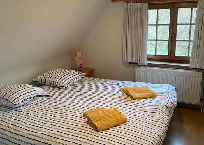 Nivekerke 8 Nieuwmunster De Haan, 4-bedroom House For 4 To 6 People, Between Wenduine, 1 Km, And De Haan, 2 Km, 500 Meters From The Beach,15 Min From Bruges, Ostend And Knokke, Fenced Garden, Bed Linen And Towels Provided, Pet Allowed, On Dem * Zuienkerke