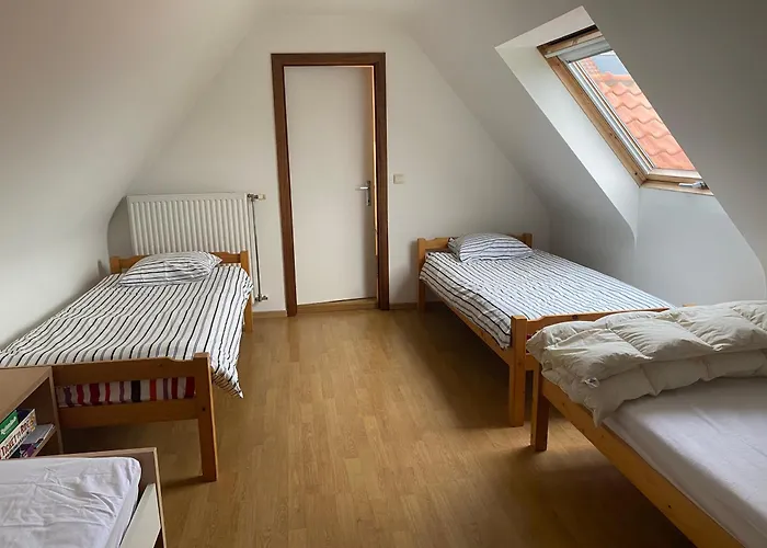 Holiday home Nivekerke 8 Nieuwmunster De Haan, 4-bedroom House For 4 To 6 People, Between Wenduine, 1 Km, And De Haan, 2 Km, 500 Meters From The Beach,15 Min From Bruges, Ostend And Knokke, Fenced Garden, Bed Linen And Towels Provided, Pet Allowed, On Dem *