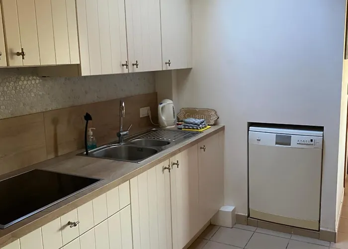 Nivekerke 8 Nieuwmunster De Haan, 4-bedroom House For 4 To 6 People, Between Wenduine, 1 Km, And De Haan, 2 Km, 500 Meters From The Beach,15 Min From Bruges, Ostend And Knokke, Fenced Garden, Bed Linen And Towels Provided, Pet Allowed, On Dem