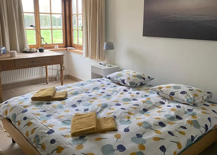 Nivekerke 8 Nieuwmunster De Haan, 4-bedroom House For 4 To 6 People, Between Wenduine, 1 Km, And De Haan, 2 Km, 500 Meters From The Beach,15 Min From Bruges, Ostend And Knokke, Fenced Garden, Bed Linen And Towels Provided, Pet Allowed, On Dem Holiday home *