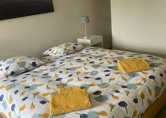 Nivekerke 8 Nieuwmunster De Haan, 4-bedroom House For 4 To 6 People, Between Wenduine, 1 Km, And De Haan, 2 Km, 500 Meters From The Beach,15 Min From Bruges, Ostend And Knokke, Fenced Garden, Bed Linen And Towels Provided, Pet Allowed, On Dem Zuienkerke